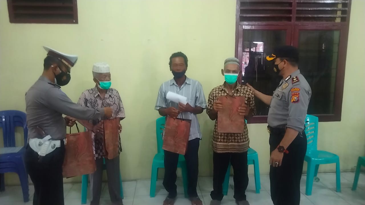 Usai Divaksin, Para Lansia Menerima Bingkisan Dari Kapolsek Ujungbatu