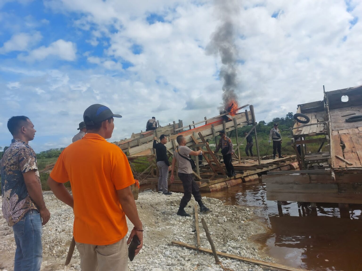 Respon Cepat Polsek Singingi Hilir, 5 Rakit PETI di Pulau Pramuka Dimusnahkan