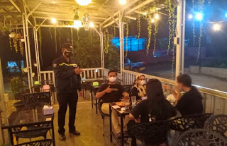 Pendisiplinan Protokol Kesehatan Rutin Polsek Bagan Sinembah di Cafe