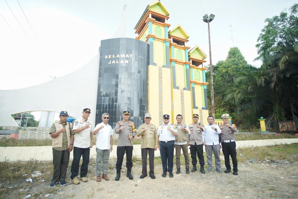 Bersama Bupati, Kapolres Inhil Cek Pos Pengamanan Operasi Ketupat di Perbatasan Riau - Jambi