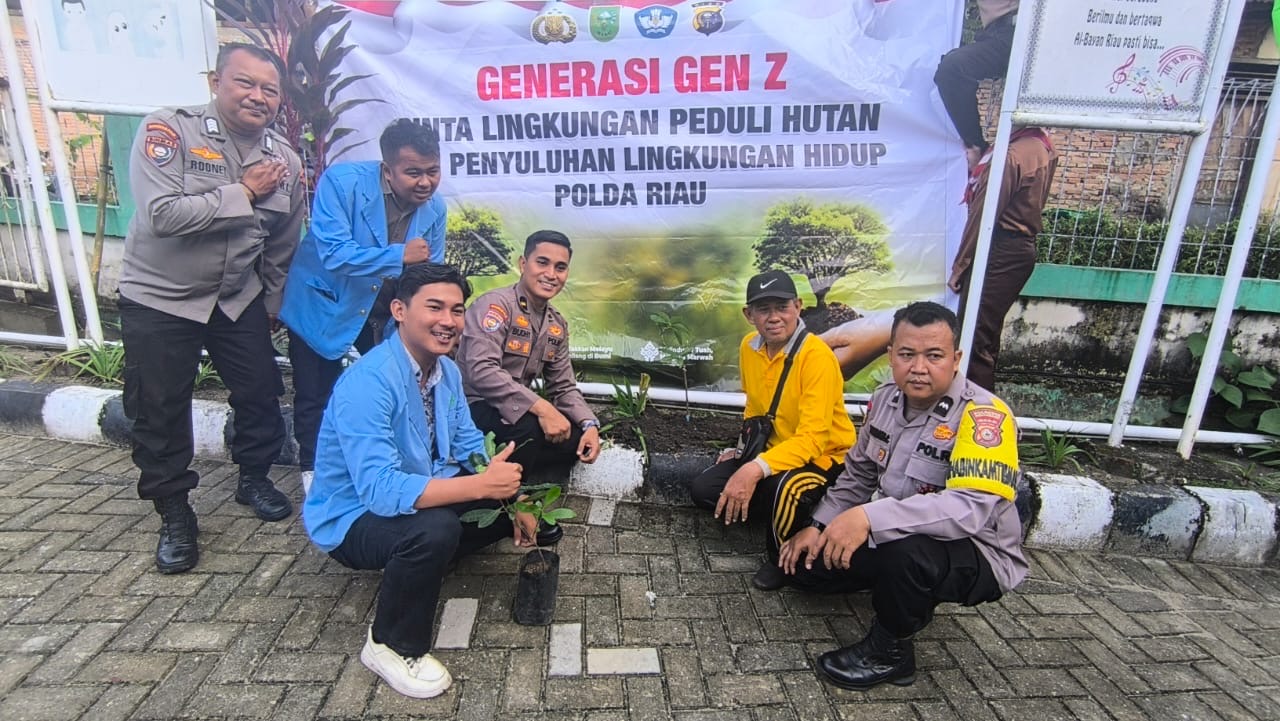 Polda Riau Bersama Cipayung Plus dan Bhabinkamtibmas Gaungkan Green Policing di SMK YABRI Pekanbaru
