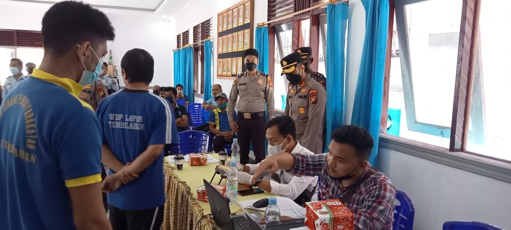 Didampingi Kapolres Inhil, Dir Narkoba Polda Riau Meninjau Pelaksanaan Vaksinasi bagi WBP Lapas Tembilahan