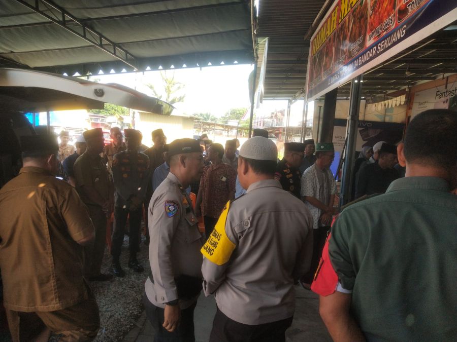 Kapolsek Bandar Seikijang Layat dan Hadiri Pemakaman warga Sekijang