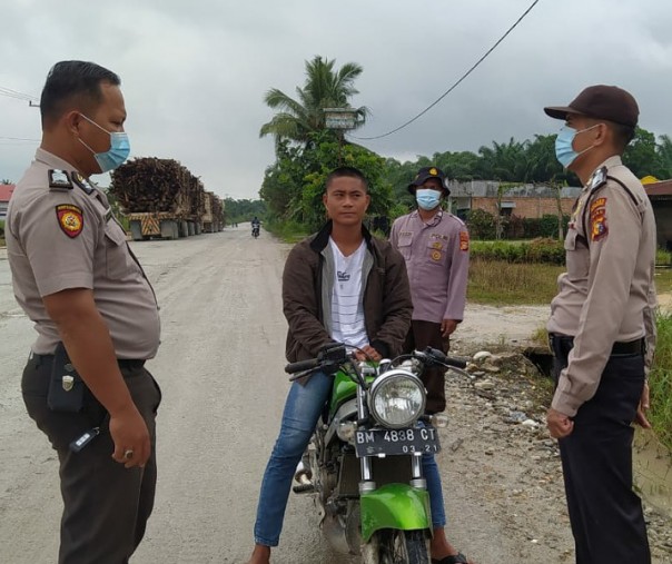 Polsubsektor Pelalawan Sosialisasi Protokol Kesehatan ke Pengendara di Desa Lalang Kabung