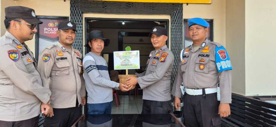 Polsek Pelangiran Bagikan Bibit Pohon dari Kapolres Inhil kepada Warga Yang Berulang Tahun