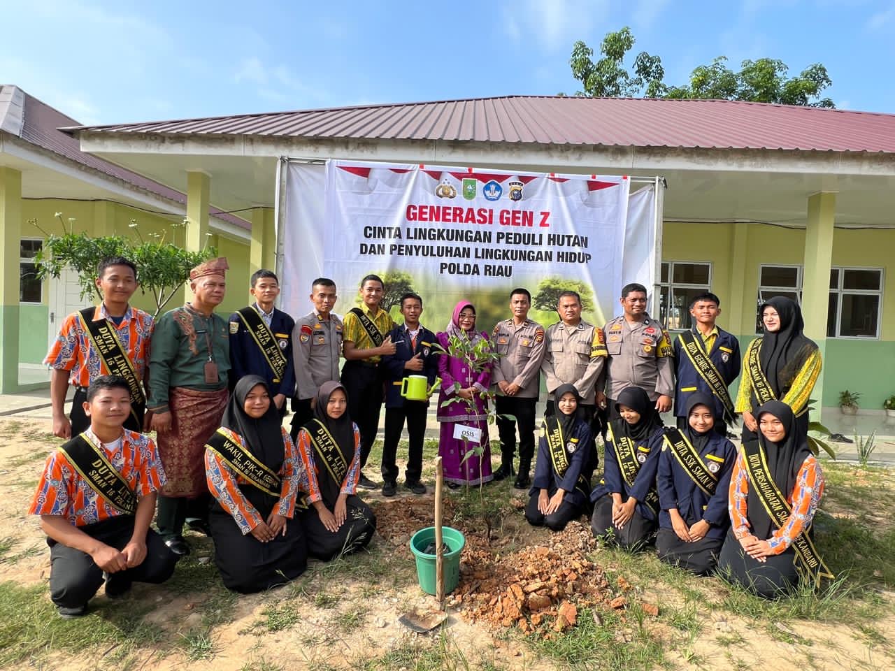 SMA Negeri 16 Pekanbaru Jadi Lokasi Edukasi Green Policing, Penghijauan, dan Cinta Lingkungan