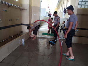 Peduli Tempat Ibadah, Polres Rohul Bersihkan Masjid Agung Islamic Center