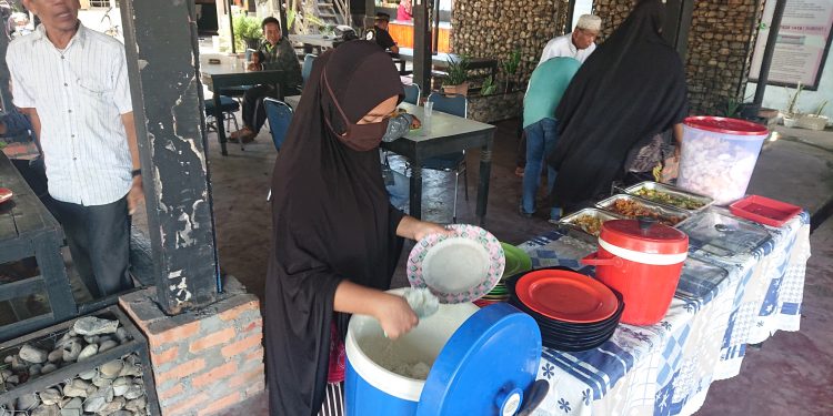 Jumat Barokah Satreskrim Polres Kampar, Sediakan Makan Siang Gratis Bagi Dhuafa di Kafe TSJ