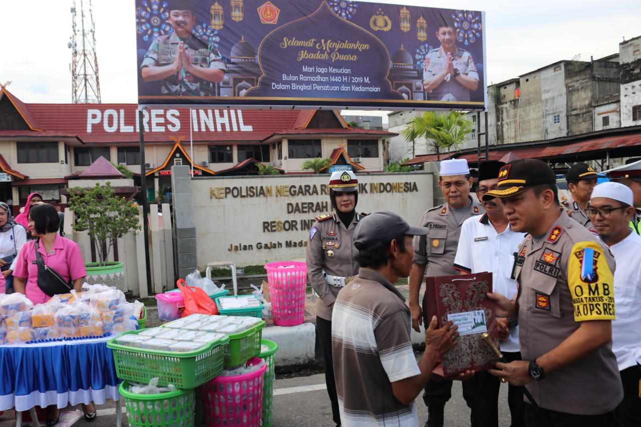 Polres Indaragiri Hilir Berbagi Takjil