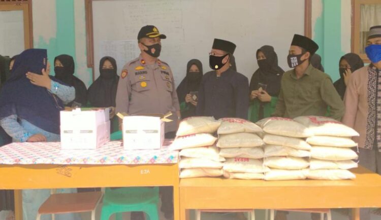 Kapolsek Tapung Bantu 100 Al-Qurâ€™an dan 100 Kg Beras Untuk Pesantren Darul Quran Al Karim