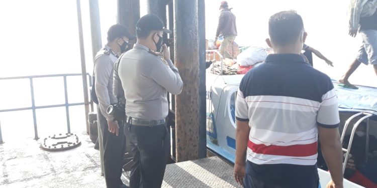 Kapolsek Kuala Kampar Pimpin Razia Masker di Pelabuhan Teluk Dalam