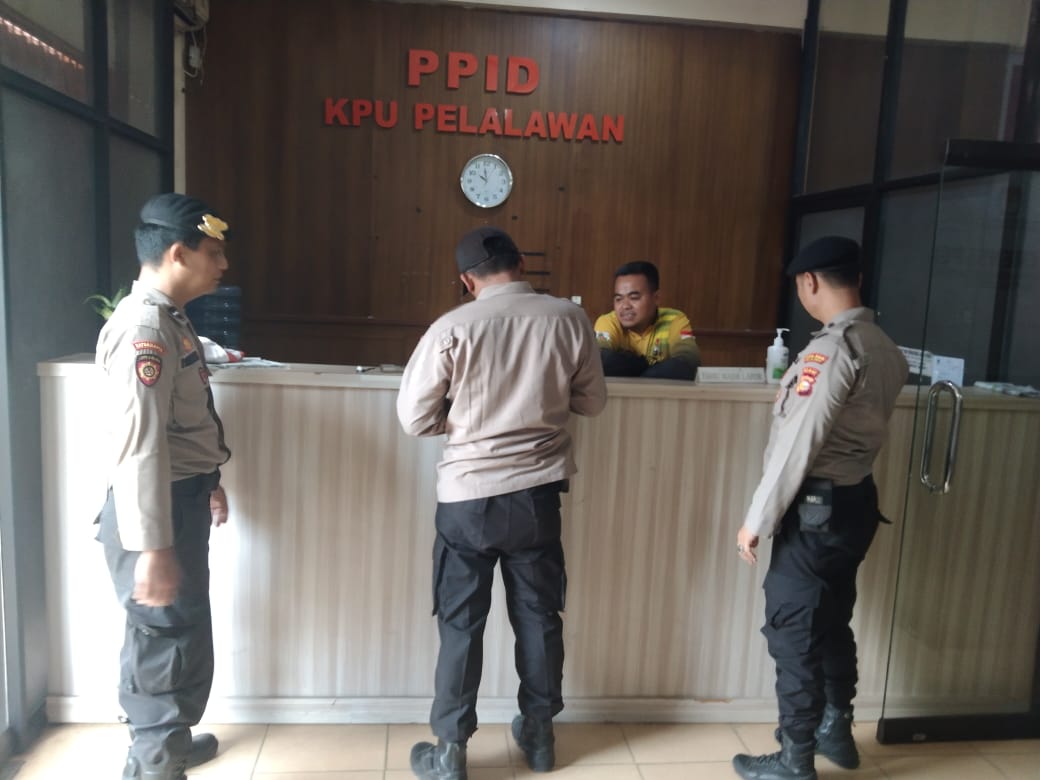 Polisi Sambangi Kantor KPU Dan Bawaslu Kabupaten Pelalawan