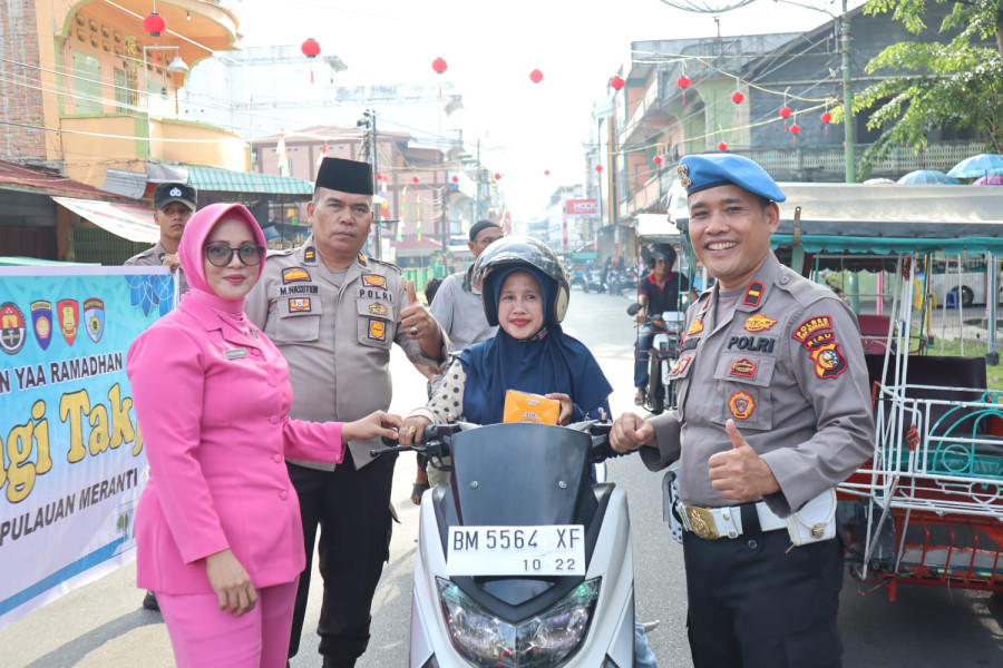 Para Kasi Polres Meranti Berbagi Ratusan Paket Takjil kepada Pengendara Motor yang Memakai Helm