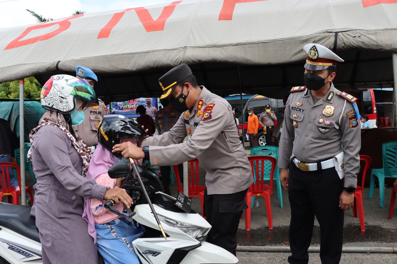 Kapolres Inhu Bagi-bagi Helm, Masker Dan Ajak Vaksinasi di Pos Lantas Tugu Lima