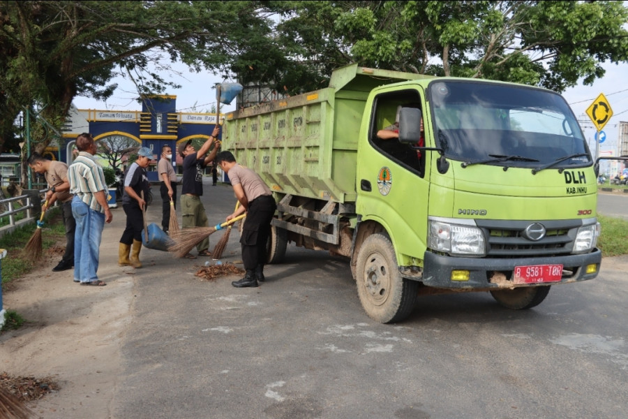 Polres Inhu Motori Bersih Sampah Serentak di Rengat