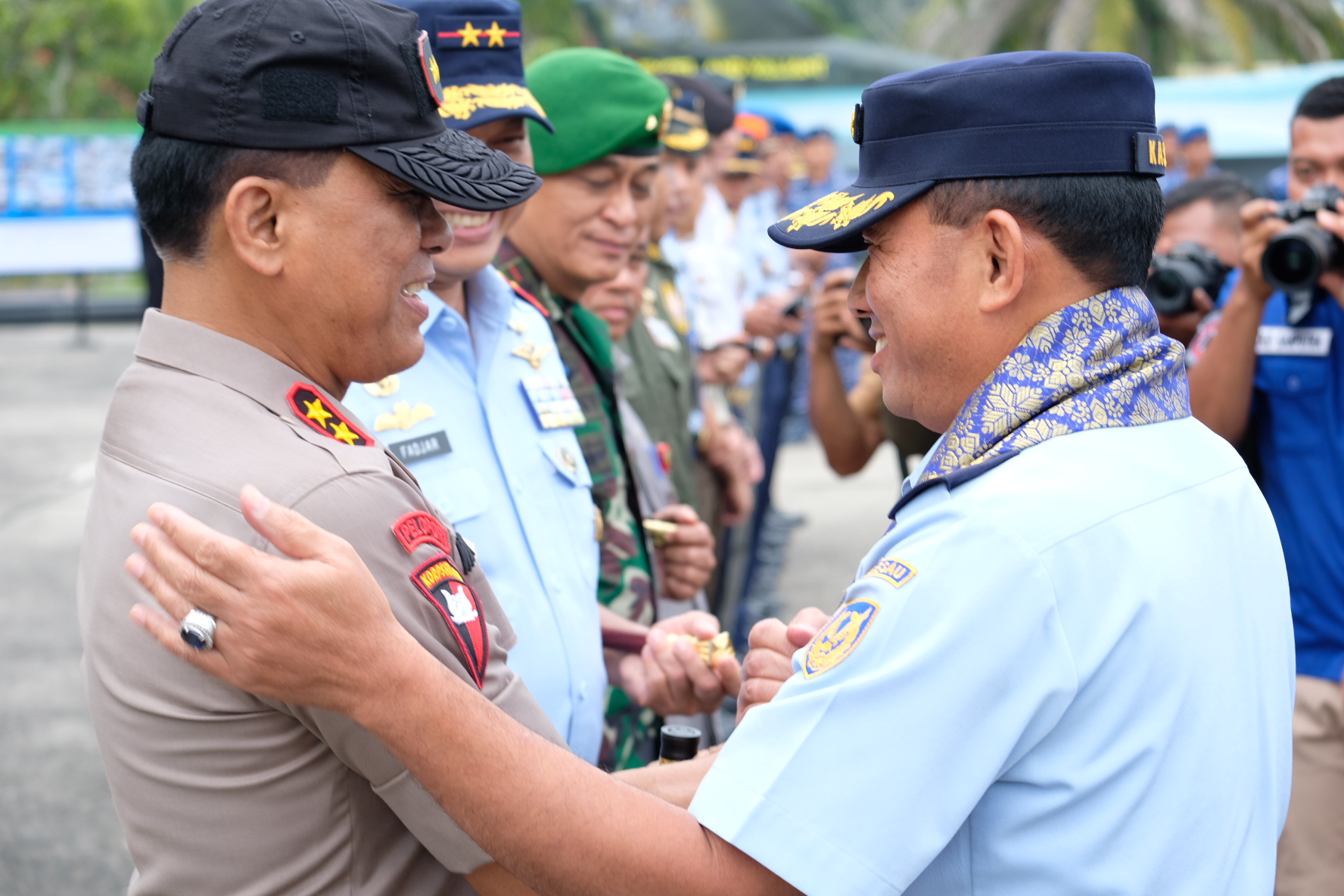 Kapolda Riau Sambut Kedatangan Kepala Staf Angkatan Udara Beserta Rombongan di Prov. Riau