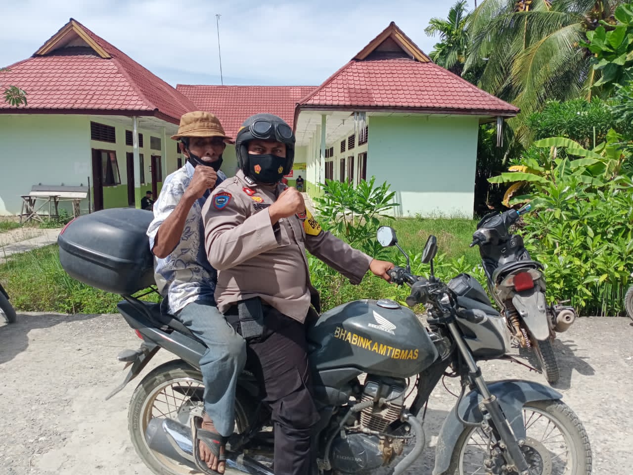Polsek Kubu Jemput Langsung Lansia Yang Akan Di Suntik Vaksin Covid 19