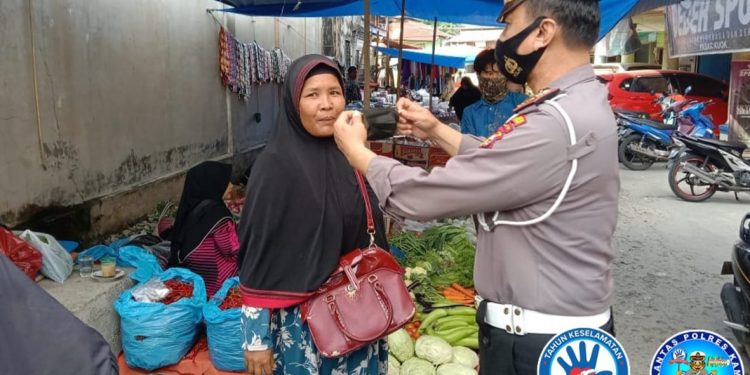 Satlantas Polres Kampar Kembali Lakukan Sosialisasi Protkes dan Bagi Masker di Pasar Kuok