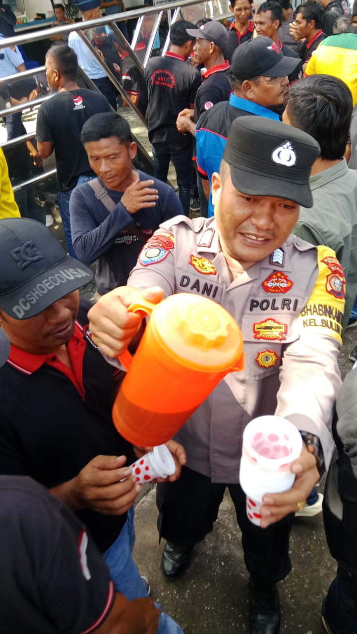 Suasana aksi unjuk rasa di depan Kantor Bea Cukai Dumai beberapa waktu yang lalu