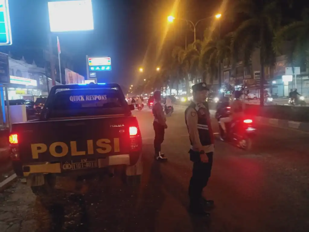 Polsek Pangkalan Kerinci Cegah Kriminalitas Melalui Patroli Blue Light