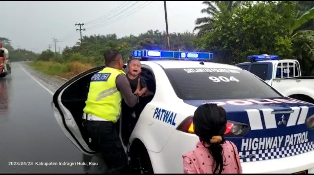 Satlantas Polres Inhu Beri Tumpangan Ibu dan Balita Saat Hujan Deras
