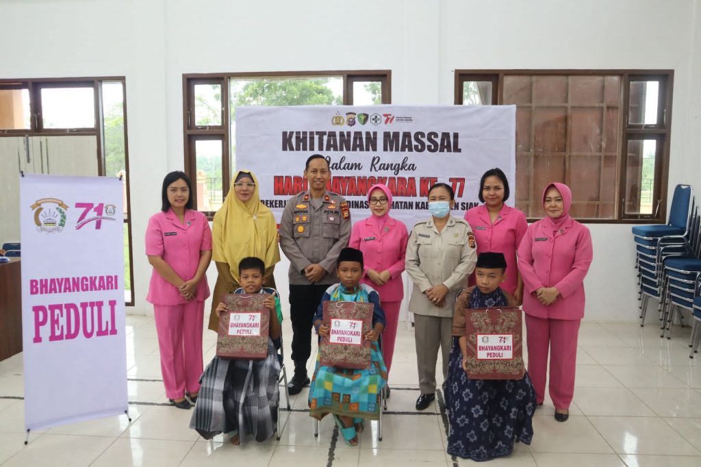 Puluhan Orang Ikuti Khitanan Massal dan Pengobatan Gratis Meriahkan Hari Bhayangkara Ke 77 Polres Siak