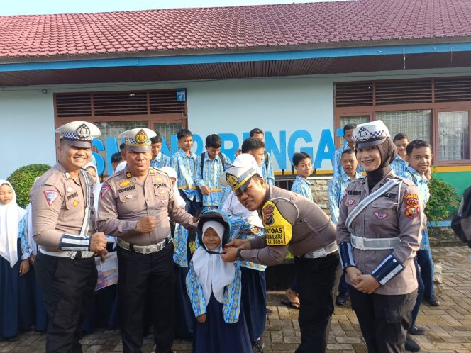 Satlantas Polres Inhu Bagikan Helm Gratis dan Sosialiasi Lomba Konten Video Riau Adalah Kita