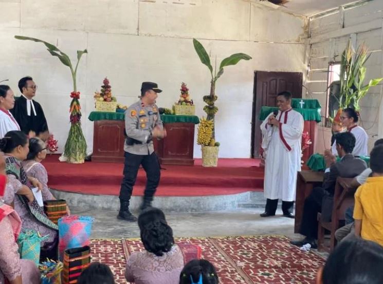 Kapolsek LBJ Singgah ke Gereja, Jaga Kerukunan dan Situasi Pilkada Damai