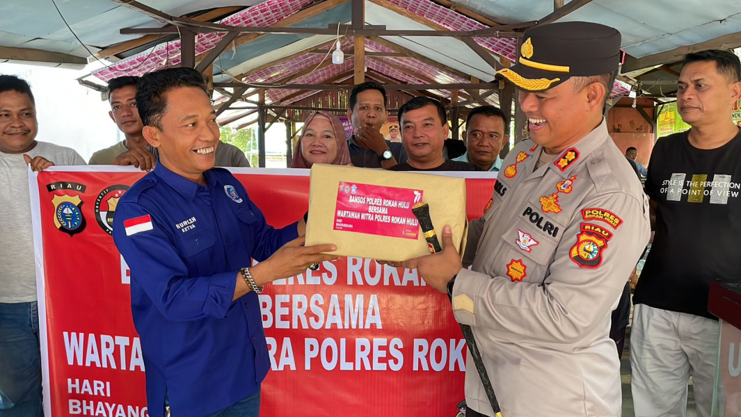 Sambut Hari Bhayangkara Ke 77, Polres Rohul Serahkan Bantuan Kepada Wartawan