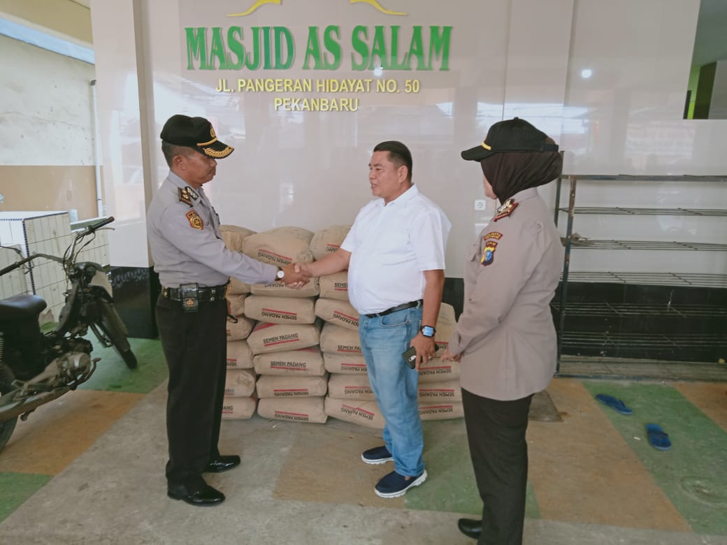 Tim Jumat Barokah Polresta Pekanbaru Sambangi Dan Bantu Mesjid As-salam
