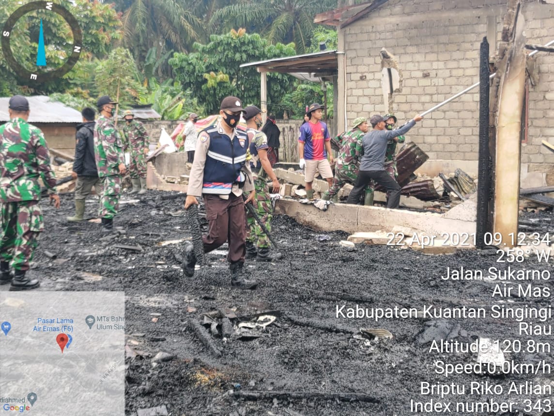 Bantu Warga Bersihkan Sisa Kebakaran Rumah, Kapolsek Singingi Kerahkan Alat Berat