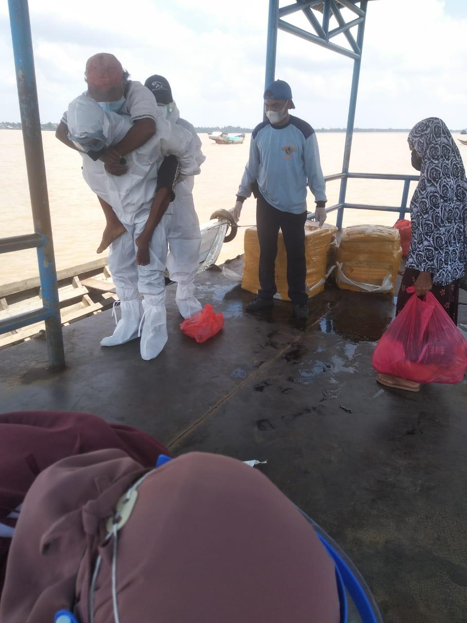 Aksi Heroik Bhabinkamtibmas Di Riau Gendong Suspec Covid-19 Hingga Harus Nyeberangi Sungai Ke RS