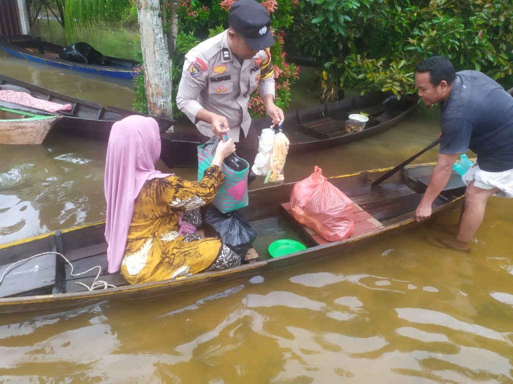 Polisi Langgam Masih Lakukan Pengecekan Banjr dan Berikan Bantuan Warga Terdampak Banjir