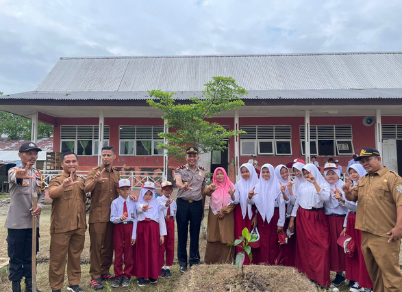 Kapolsek Teluk Meranti Pimpin Upacara Bendera di SDN 003, Tanamkan Disiplin dan Kepedulian Lingkungan