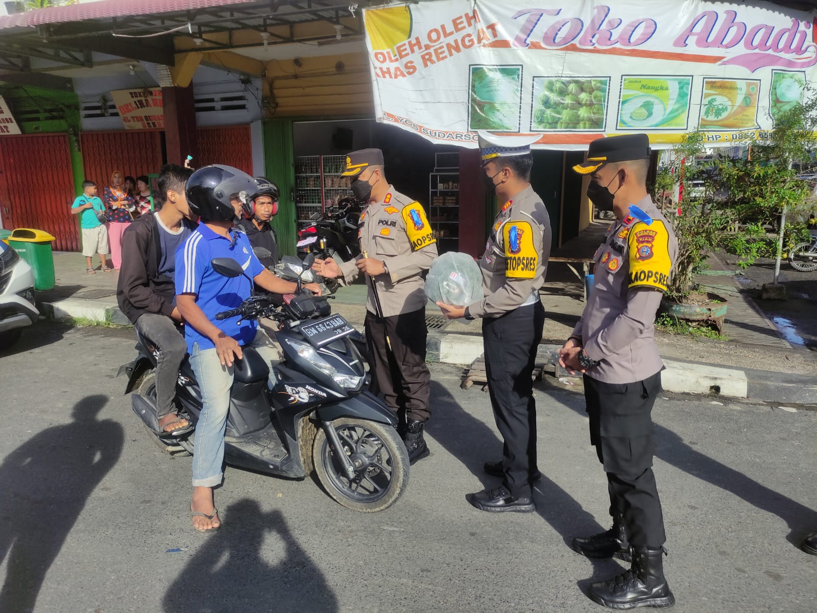 Ajak Masyarakat Tertib Lalulintas, Polres Inhu Bagikan Helm Gratis