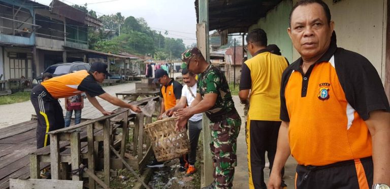 Polsek Kemuning Laksanakan Kegiatan Kerja Bhakti Dalam Rangka Hari Peduli Sampah Nasional