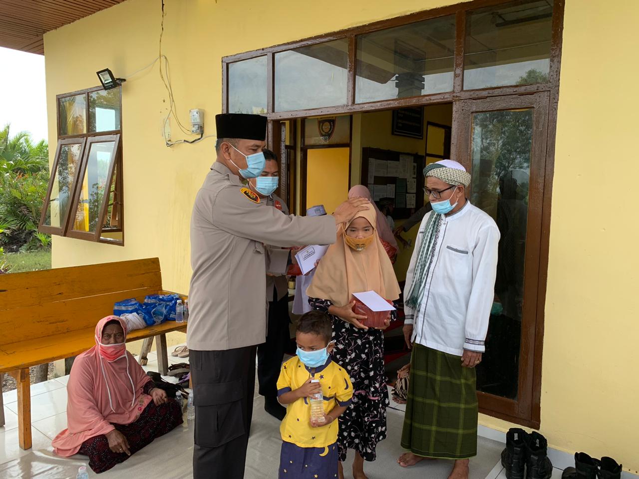 Polsek Panipahan Polres Rohil Santuni Anak Yatim Piatu Dengan Tema : â€œPolsek Panipahan Peduli Sesa