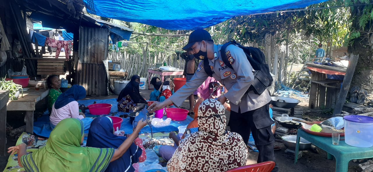 Kapolsek Tanah Putih Tanjung Melawan Giat Pembagian Masker Kepada Masyarakat Guna Pencegahan Penyebaran Virus Covid-19