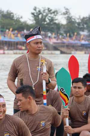 AKBP PANGUCAP JADI TIMBO RUANG PACU JALUR EKSIBISI DI EVENT PESTA BUDAYA PACU JALUR 2023 KAB KUANSING