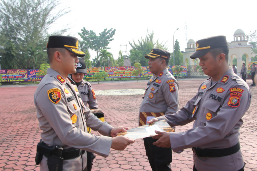 Kapolres Bengkalis Berikan Penghargaan kepada Personil Berprestasi