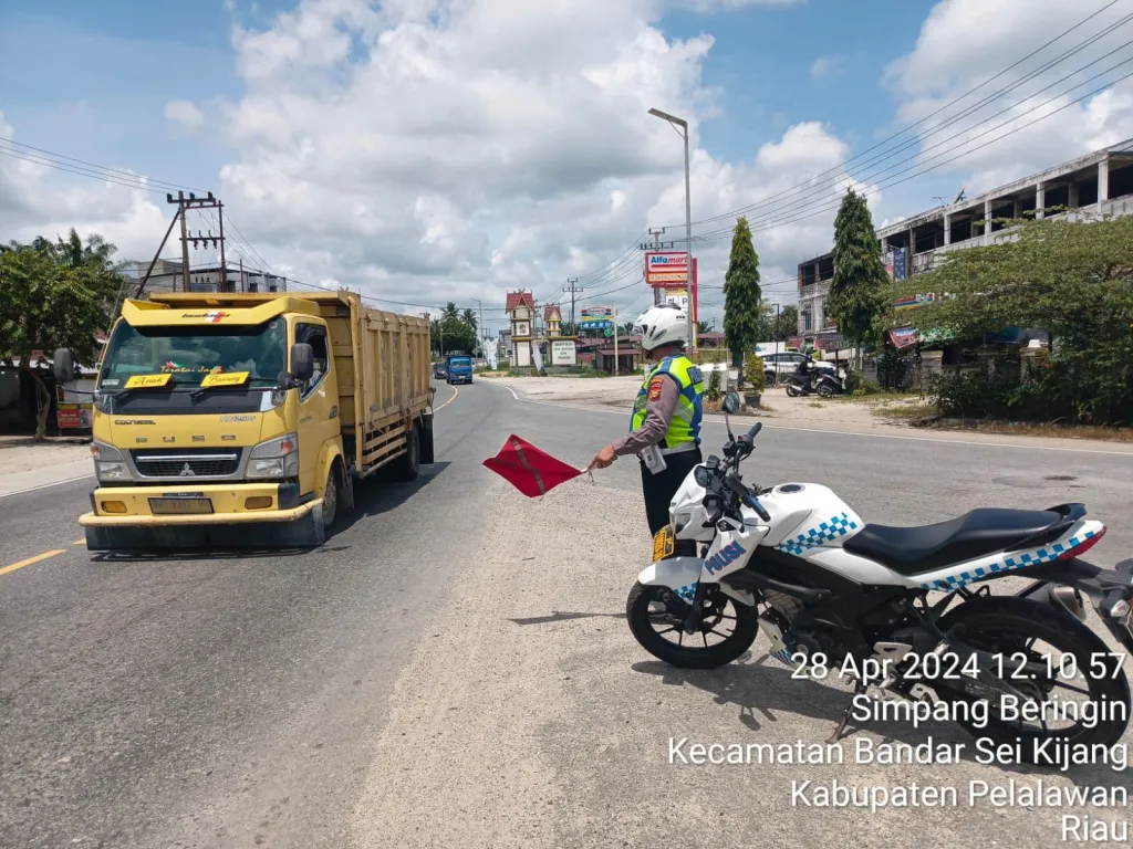 Polisi Pengaturan Lalulintas di Jalan Lintas Timur Bandar Sei Kijang Pelalawan