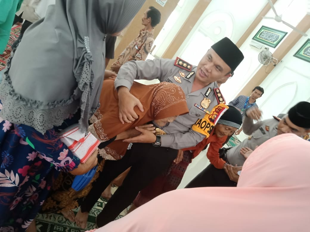 Polres Rohil Menyerahkan Zakat Profesi 