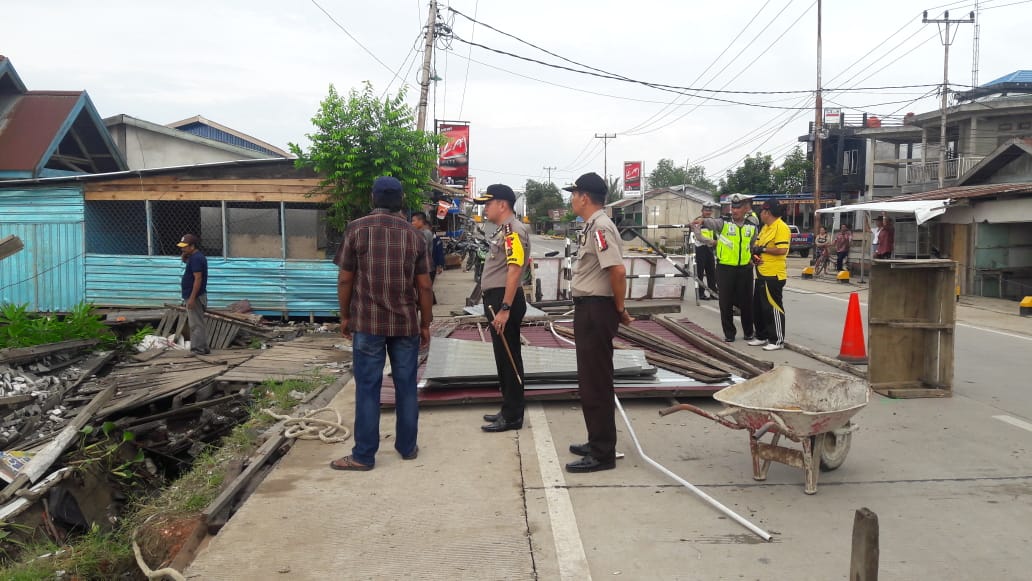 Kapolres Indragiri Hilir Tinjau  Lokasi Tanah Longsor di Jalan Gerilya Parit 6 Tembilahan