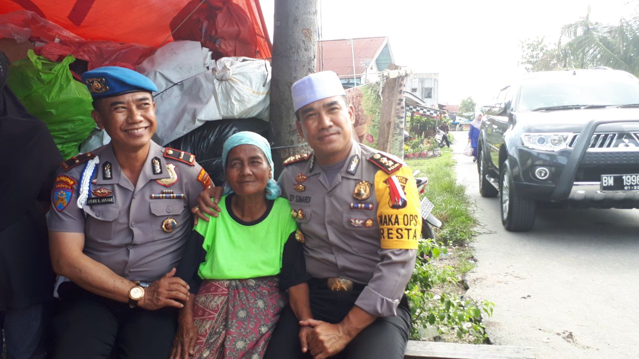 Senyum bahagia Nenek Pencari Barang Bekas saat Disambangi Tim Jum'at Barokah Polresta Pekanbaru