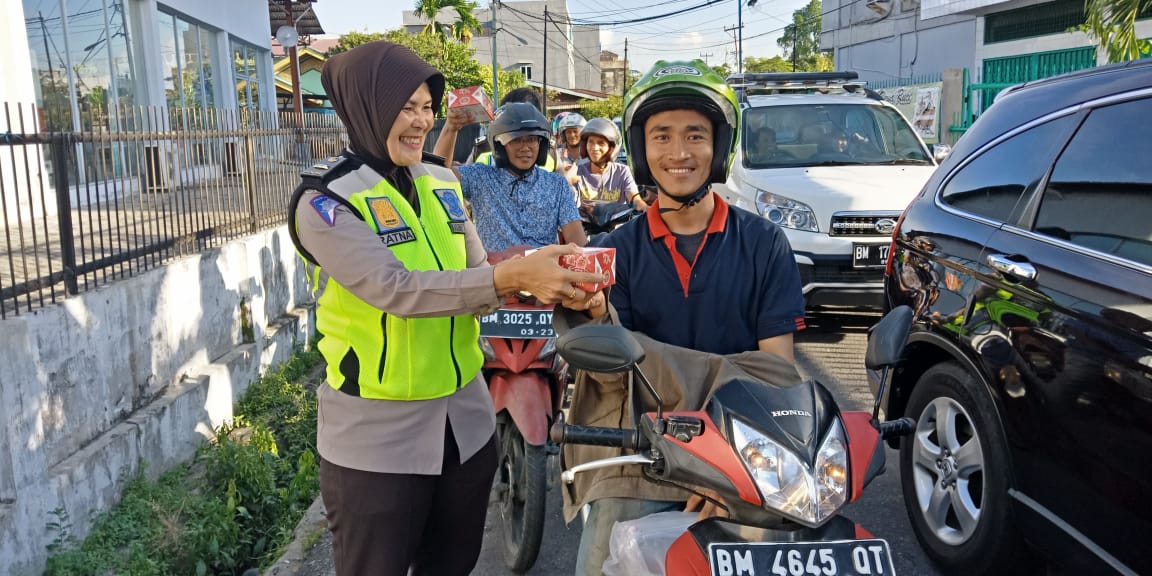 Sat Lantas Polresta Pekanbaru Bagi Takjil Kepada Pengguna Jalan