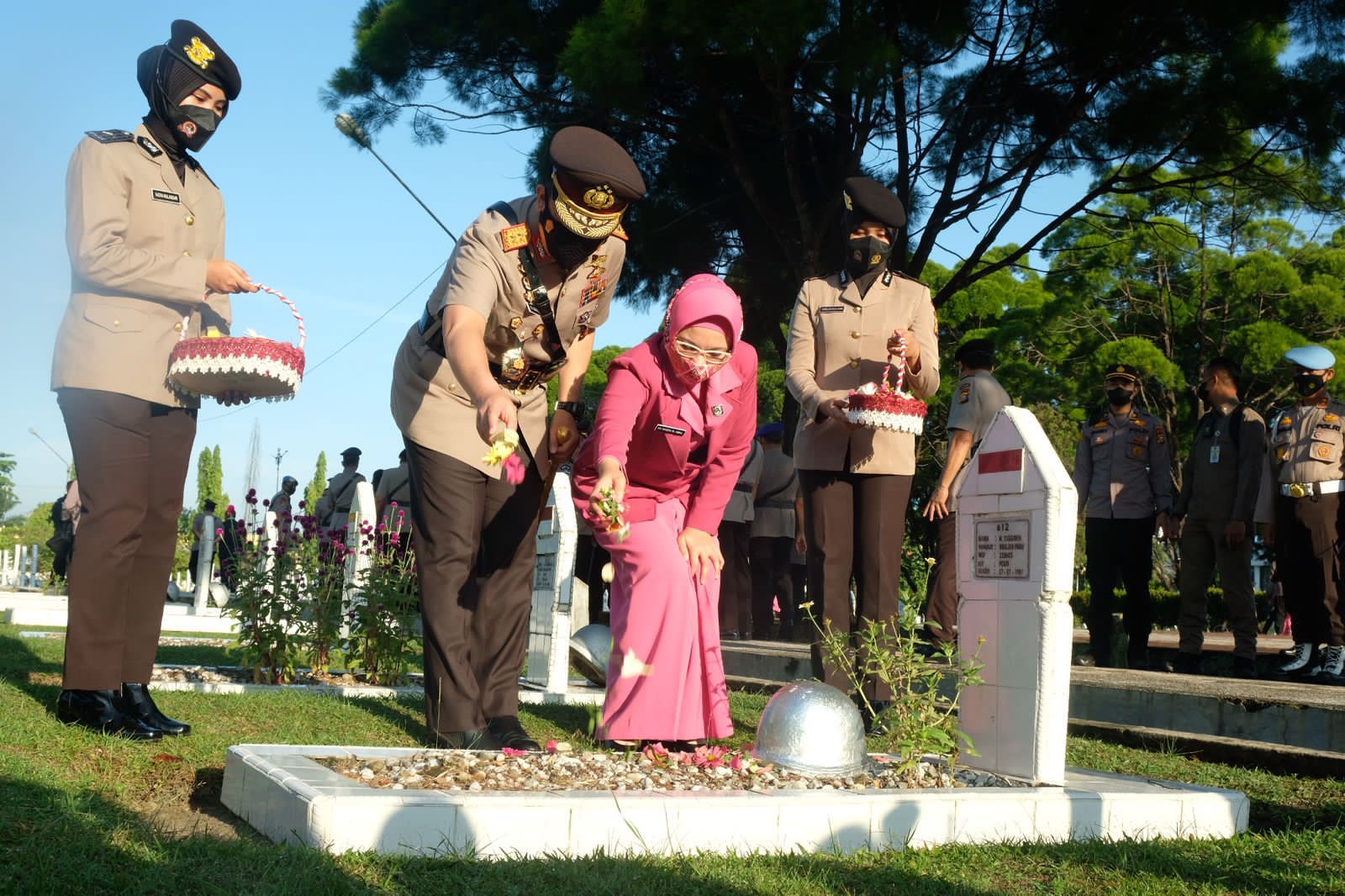 Sempena Hari Bhayangkara Ke 76, Kapolda Riau Pimpin Ziarah Ke Taman Makam Pahlawan Pekanbaru.