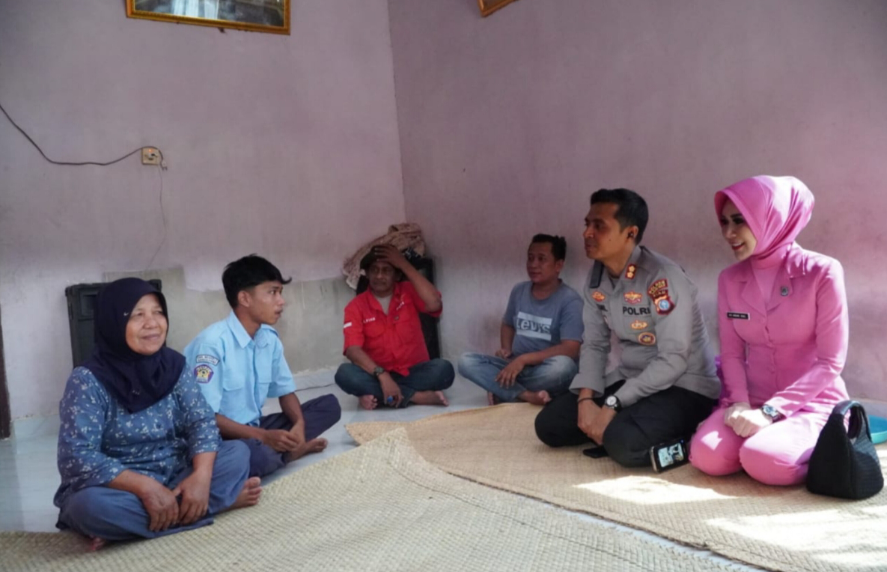 Siswa SMK 1  bangun purba yang tertunda ujian karena biaya di kunjungi dan di jadikan adik angkat Polres rokan hulu.