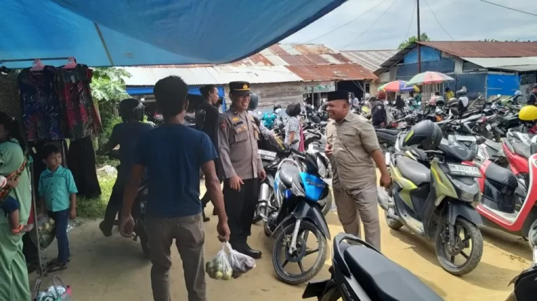 Polsek Pangkalan Kuras Patroli di Pasar Cegah Kriminalitas