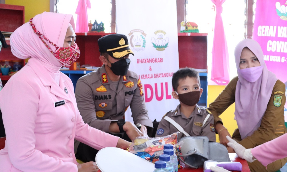 Kapolres dan Ketua Bhayangkari Polres Inhil Tinjau Proses Vaksinasi di TK Kemala