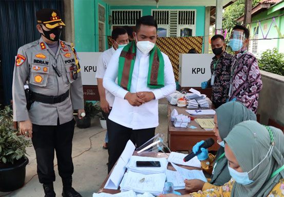 Tinjau Pilkades Serentak, Kapolres Pelalawan Ingatkan Warga Terapkan Prokes